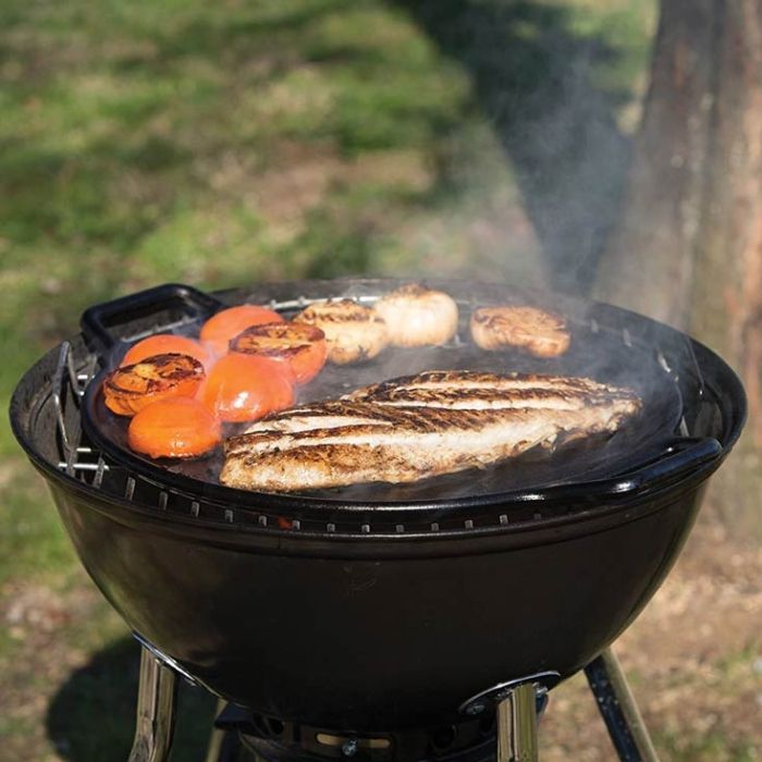 Cuisson barbecue avec plaque ronde en fonte naturelle